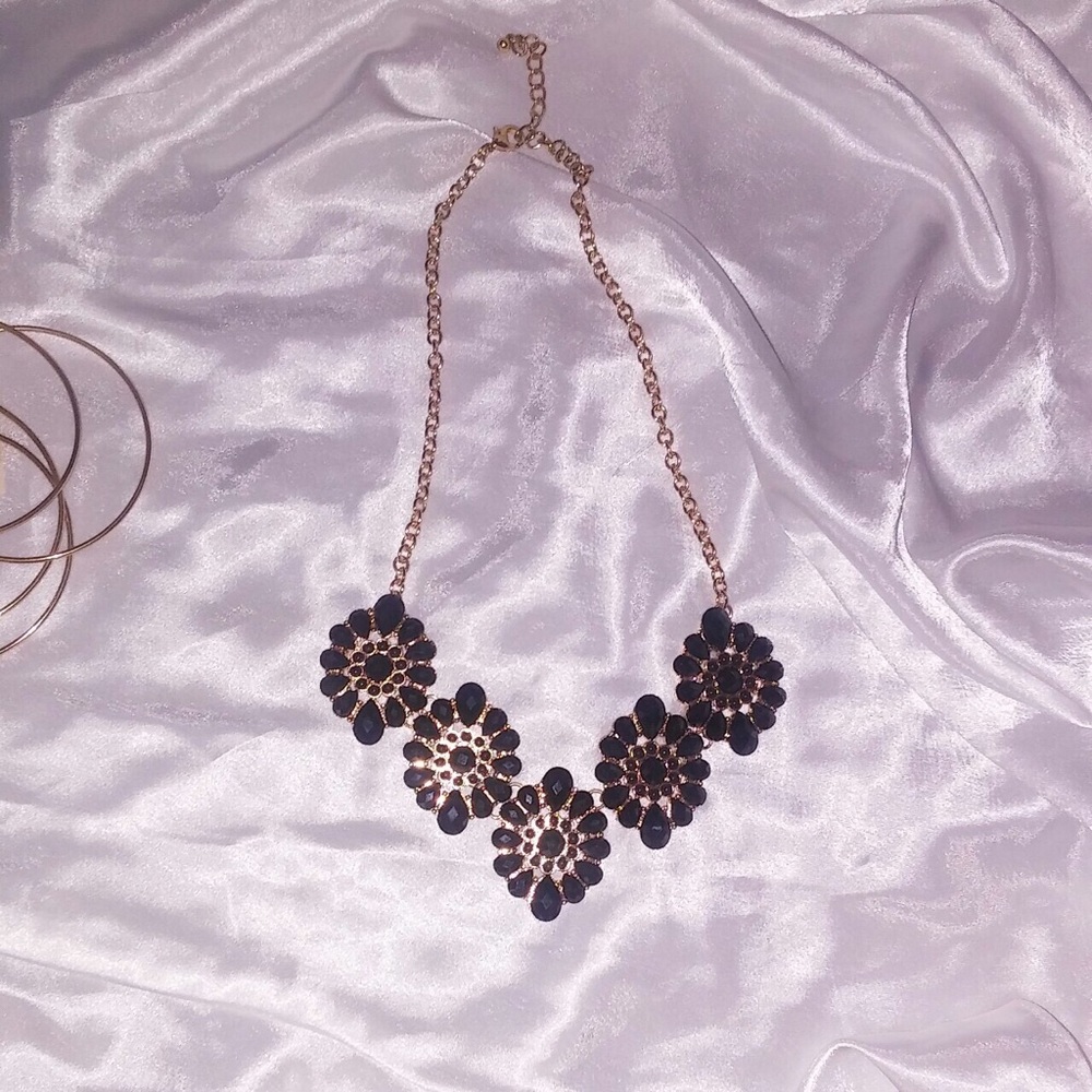 Black jeweled statement necklace💖